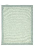 بطانية منسوجة بخطوط باللونين الأبيض والرمادي