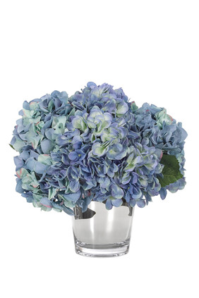 باقة زهور هايدرنجا زرقاء في مزهرية أسطوانية
