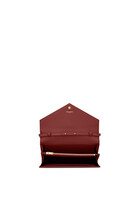 حقيبة صغيرة بسلسلة جلد غران دي بودريه محفور بشعار الماركة